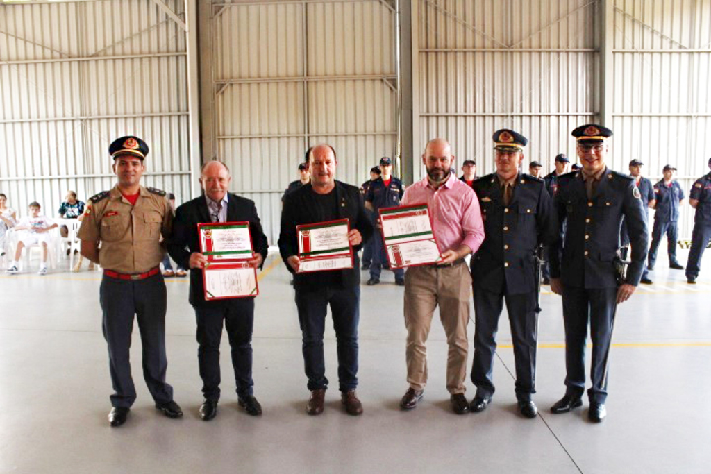 Reitor da Unoesc recebe título de Amigo do Corpo de Bombeiros Militar