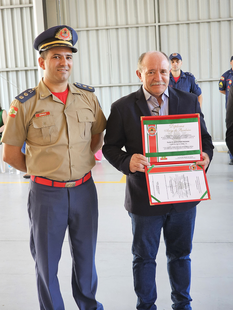 Prefeito Dioclésio Ragnini recebe título honorário de Amigo do Corpo de Bombeiros Militar