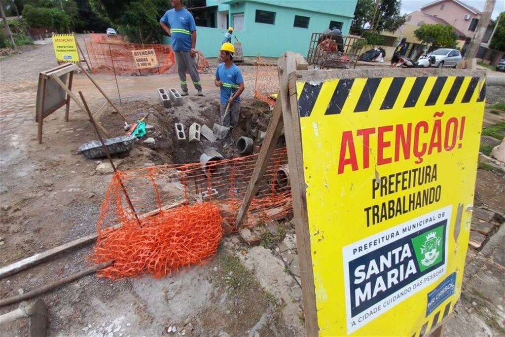 Obras de manutenção na drenagem pluvial são realizadas em bairros de Santa Maria