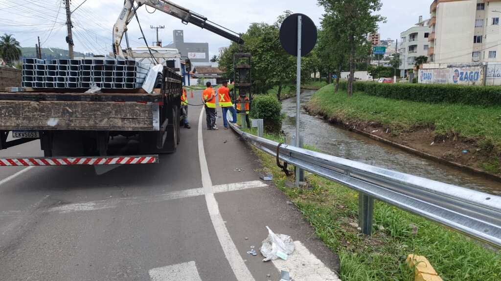 Diretran instala mais 400 metros de guard rail na avenida Carahá