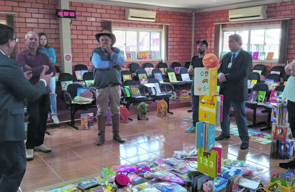 Mais de mil novos livros entregues nas unidades escolares de Capão Alto