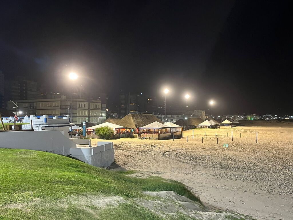 NA BEIRA-MAR DE TORRES, ILUMINAÇÃO NA SUBIDA DA PRAIA GRANDE É REFORÇADA COM POSTES DE 15 METROS, CONTENDO CADA UM, QUATRO REFLETORES