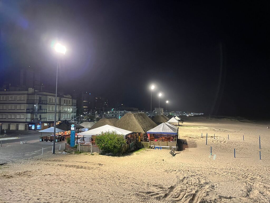 NA BEIRA-MAR DE TORRES, ILUMINAÇÃO NA SUBIDA DA PRAIA GRANDE É REFORÇADA COM POSTES DE 15 METROS, CONTENDO CADA UM, QUATRO REFLETORES