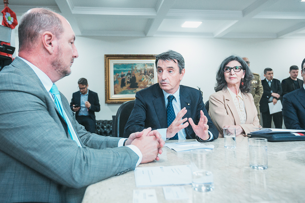 FOTO: Bruno Collaço / AGÊNCIA AL - Mauro de Nadal (e), o embaixador Alessandro Cortese e a cônsul Eugenia Berti,