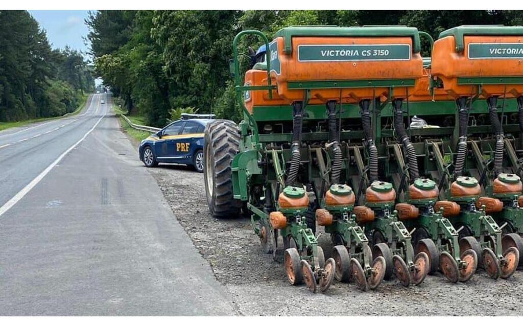 Agricultor tem 2 tratores apreendidos durante abordagem da PRF