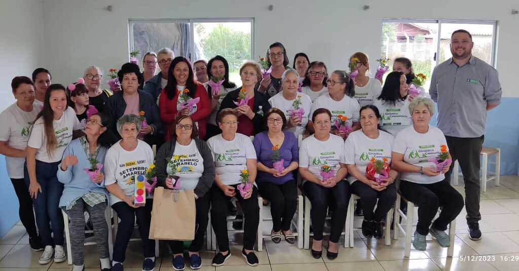 Chá das Rosas diverte participantes do Grupo de Ginástica Comunitária em Otacílio Costa