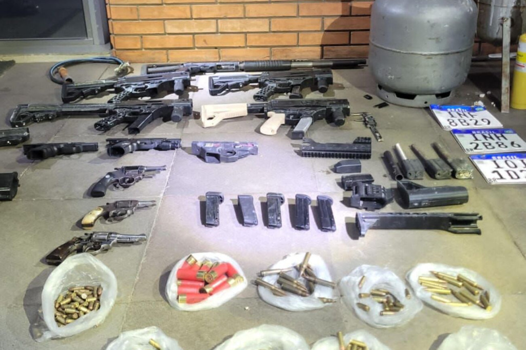 Dupla é presa com quatro submetralhadoras, munições e outros três tipos de armas de fogo em Santa Maria