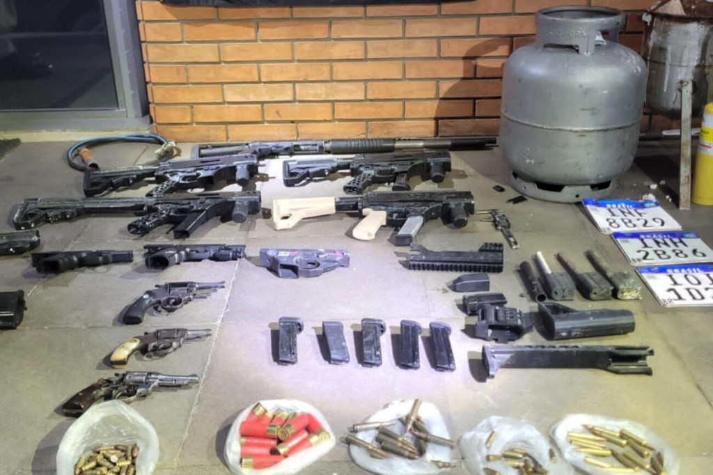 Dupla é presa com quatro submetralhadoras, munições e outros três tipos de armas de fogo em Santa Maria