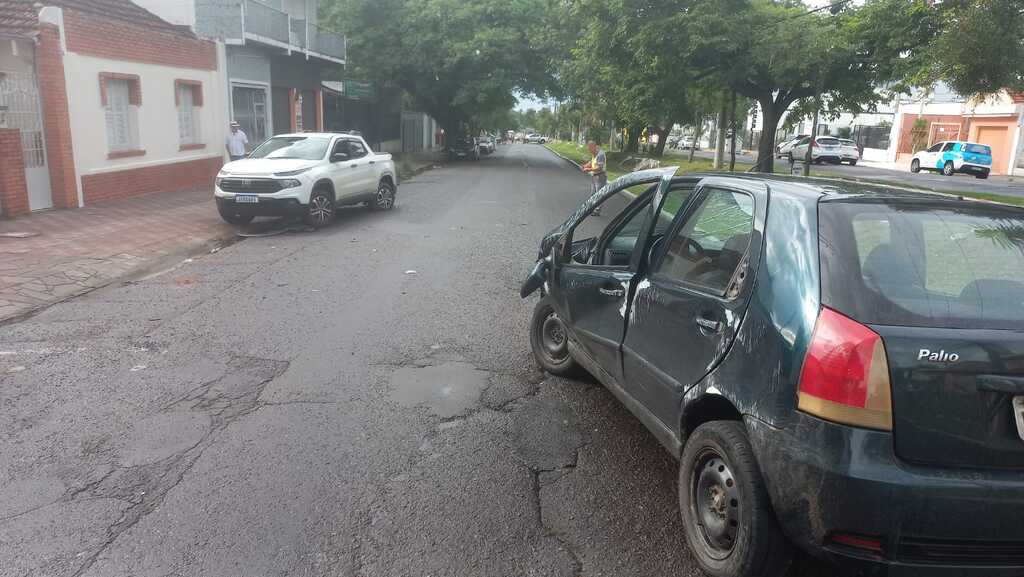 Acidente envolvendo dois veículos bloqueia o trânsito na Avenida Borges de Medeiros na manhã desta quarta-feira em Santa Maria