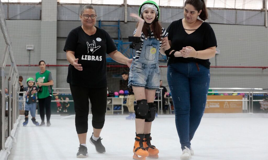 Natal de Joinville celebra Dia da Acessibilidade com pista de patinação exclusiva para pessoas com deficiência