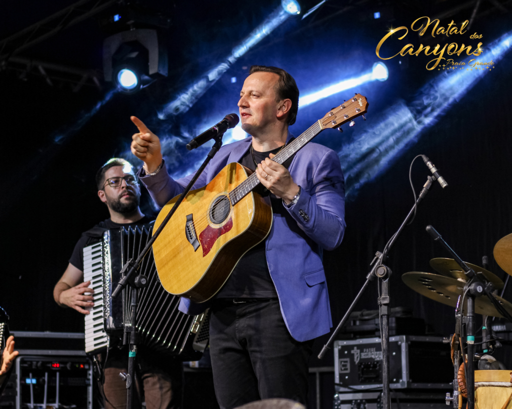 PADRE EZEQUIEL DAL POZZO FAZ SHOW NA CIDADE  E ALEGRA O 14º NATAL DOS CANYONS