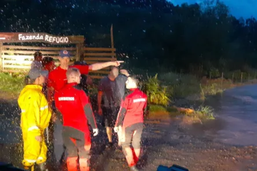  - Trator cai em bueiro durante travessia e duas pessoas precisam ser resgatadas com a ajuda de cordas em Rio das Antas, no Oeste, na quarta-feira — Foto: Corpo de Bombeiros/Divulgação