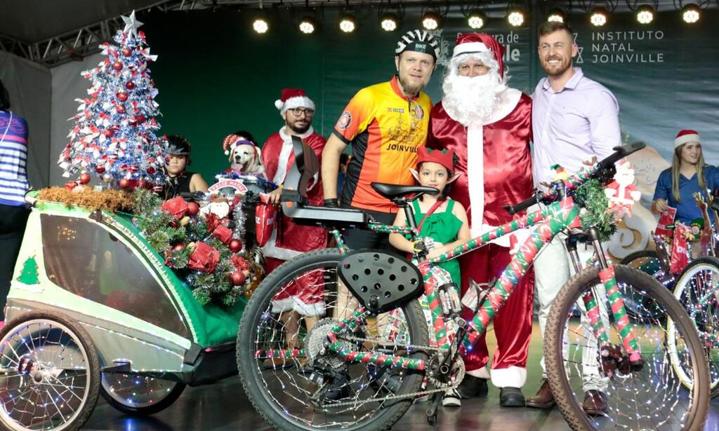 Pedal de Natal encerra Movimenta Bike em Joinville com criatividade e espírito festivo