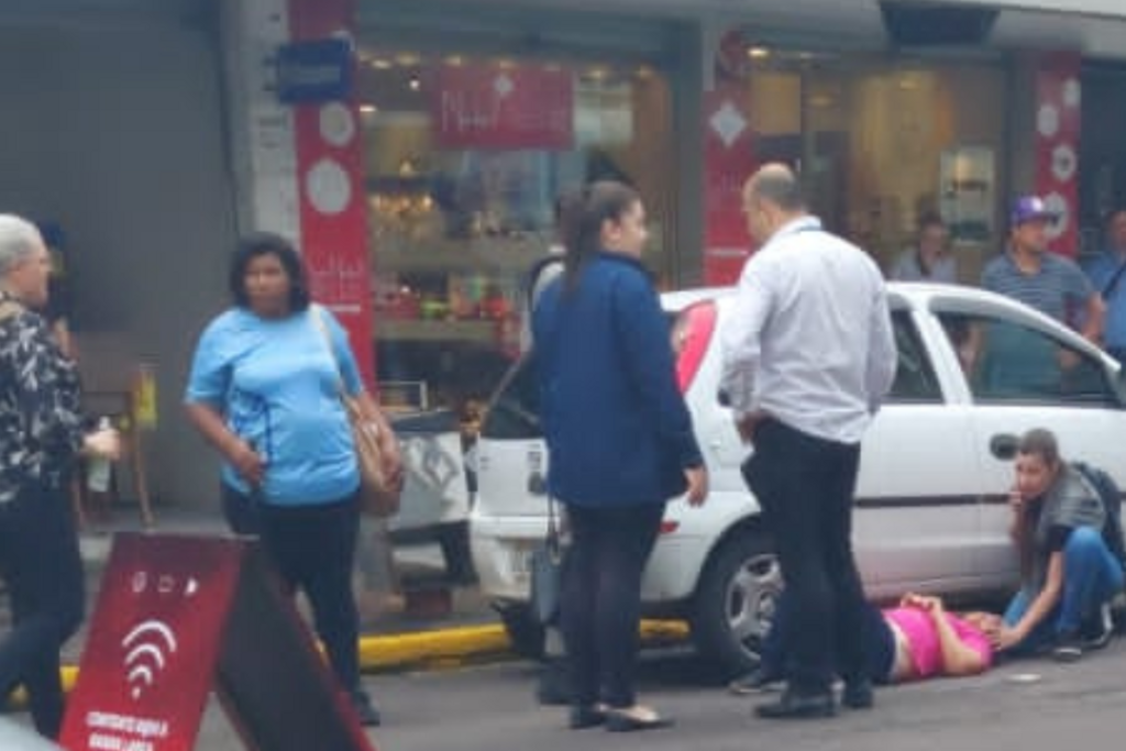 Mulher fica ferida após ser atropelada na Rua do Acampamento
