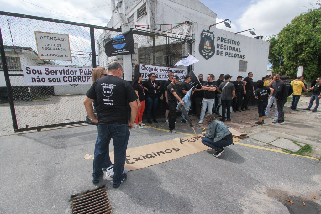 Agentes penais fazem manifestação em frente ao Presídio Regional de Pelotas
