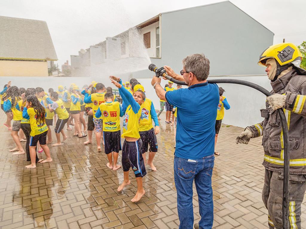 BOMBEIROS FORMAM TURMA DO PROJETO GOLFINHO EM PASSO DE TORRES