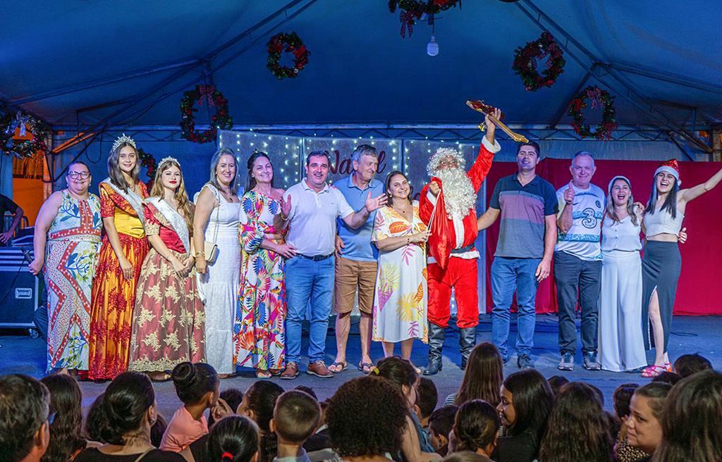 ABERTURA DO NATAL ILUMINADO DE SANTA ROSA DO SUL REÚNE AUTORIDADES, PAIS E A COMUNIDADE