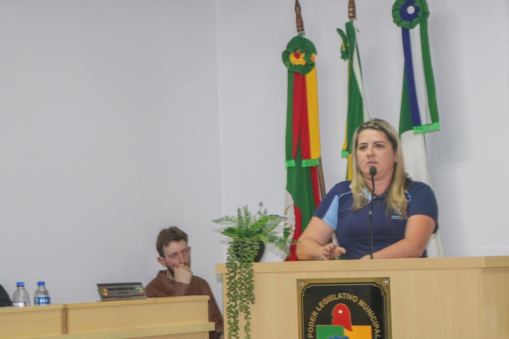 DIRETORA DA APAE DE TRÊS CACHOEIRAS FAZ 
EXPLANAÇÃO NA CÂMARA DE MORRINHOS DO SUL