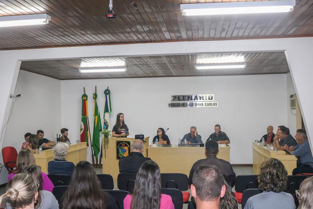 DIRETORA DA APAE DE TRÊS CACHOEIRAS FAZ 
EXPLANAÇÃO NA CÂMARA DE MORRINHOS DO SUL