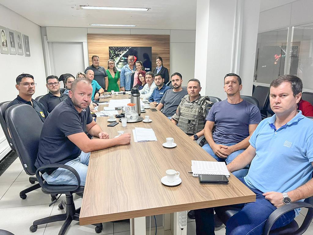 PREFEITURA PROMOVE REUNIÃO PARA TRATAR SOBRE O RÉVEILLON 2024 DE TORRES