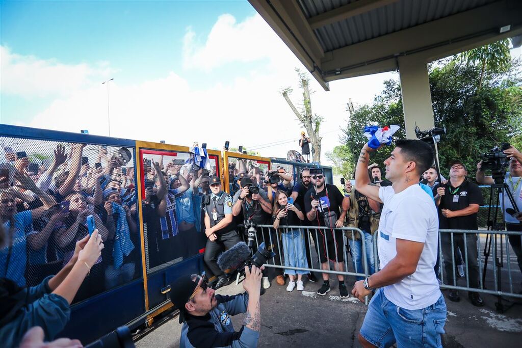 título imagem Centenas de torcedores comparecem ao aeroporto Salgado Filho para se despedir de Suárez