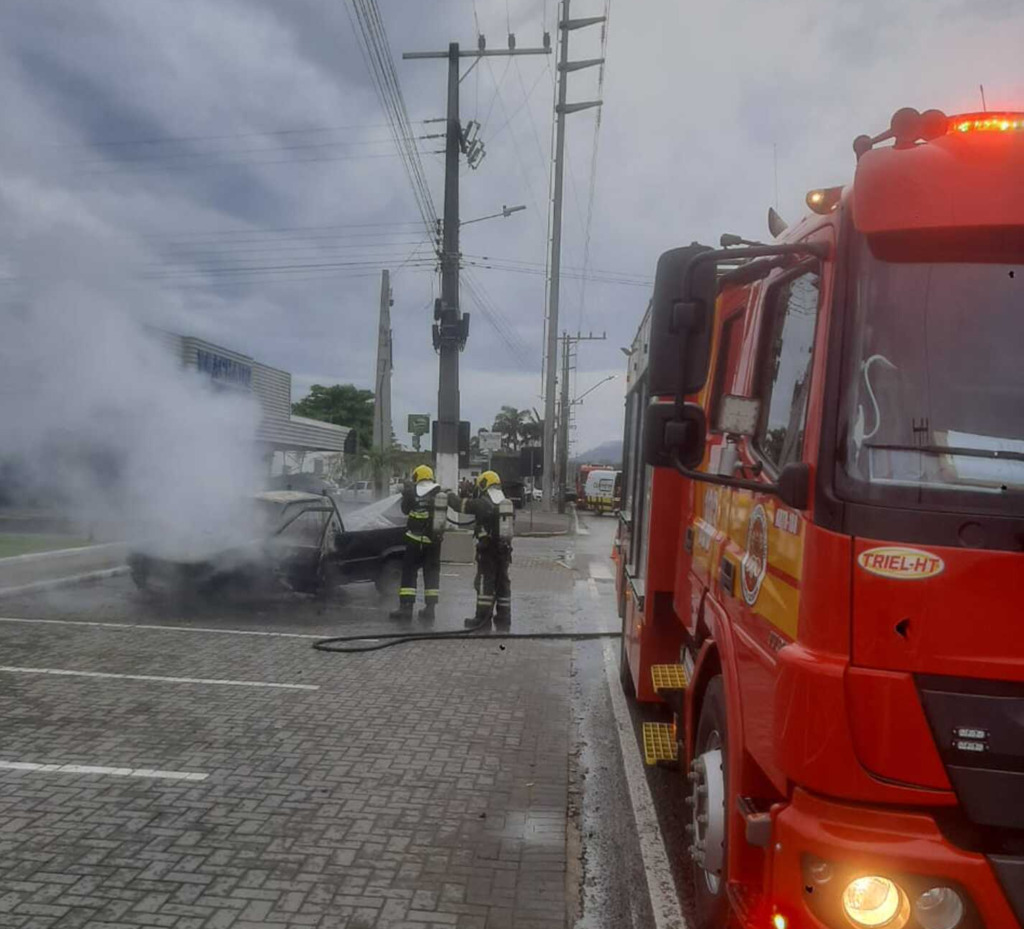 VEÍCULO PEGA FOGO EM VILA SÃO CRISTÓVÃO, SANTA ROSA DO SUL