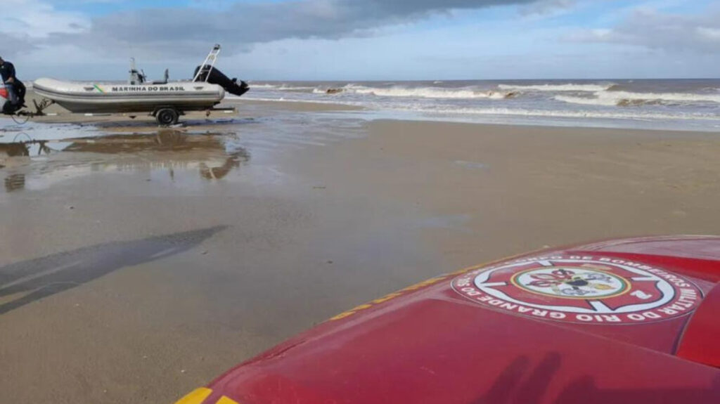 Foto: Divulgação - DP - Sobreviventes relataram que a provável causa do naufrágio tenha relação com o mau tempo e as fortes rajadas de vento