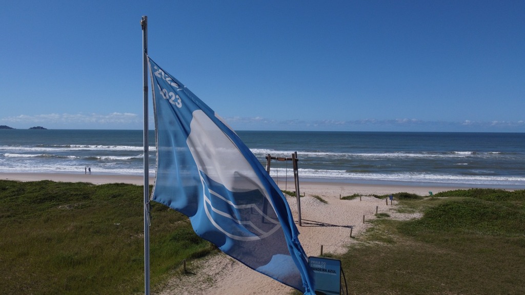 Em São Francisco do Sul hasteamento das bandeiras marca abertura oficial da Temporada de Verão