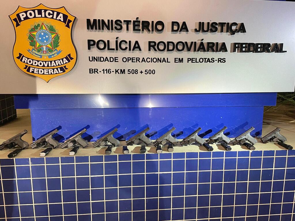 PRF apreende dez pistolas dentro de ônibus de linha em Pelotas