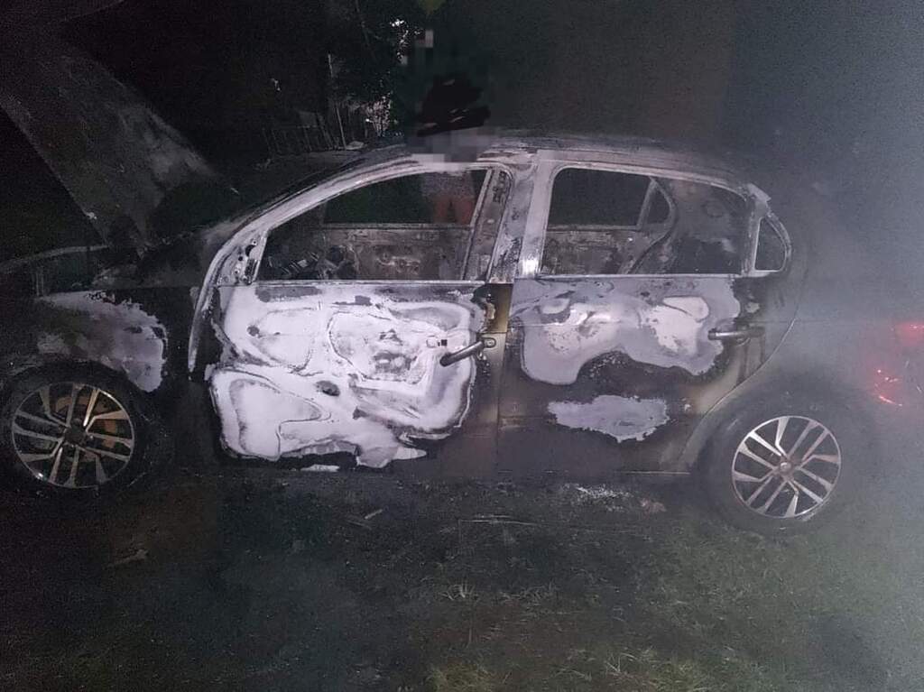 Carro é consumido por fogo no interior de Restinga Sêca