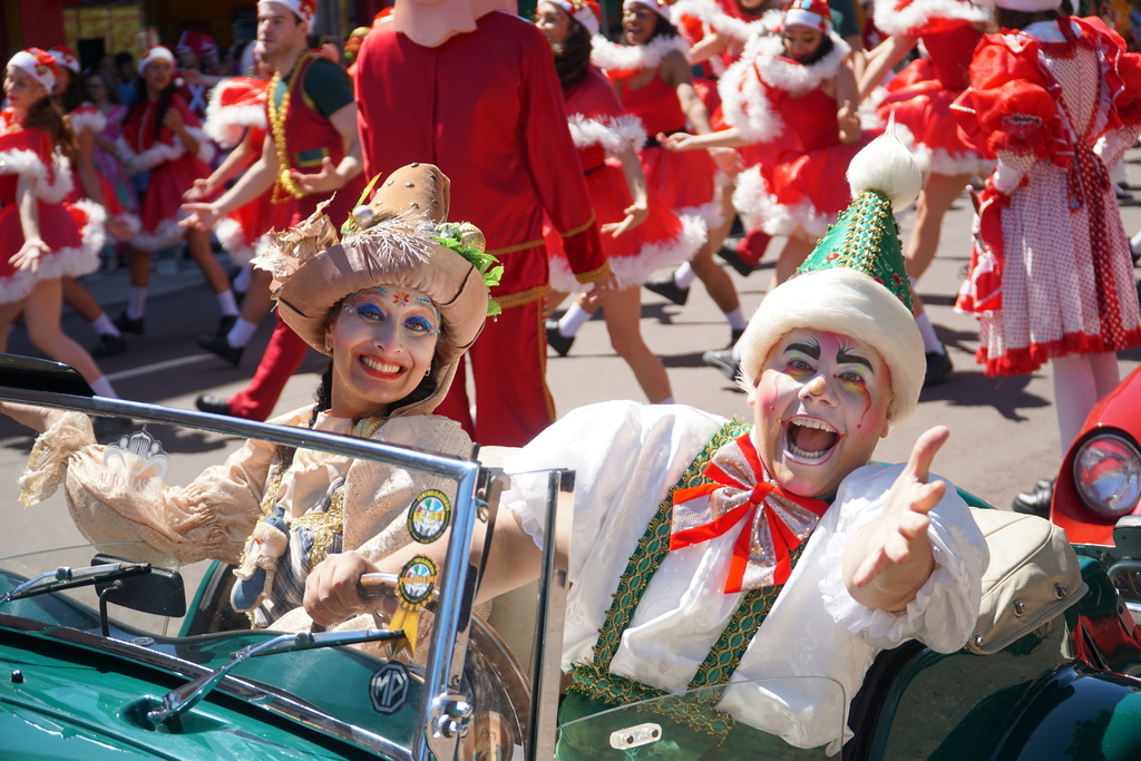 Alegria, música e dança marcam Desfile de Natal na Rua do Acampamento