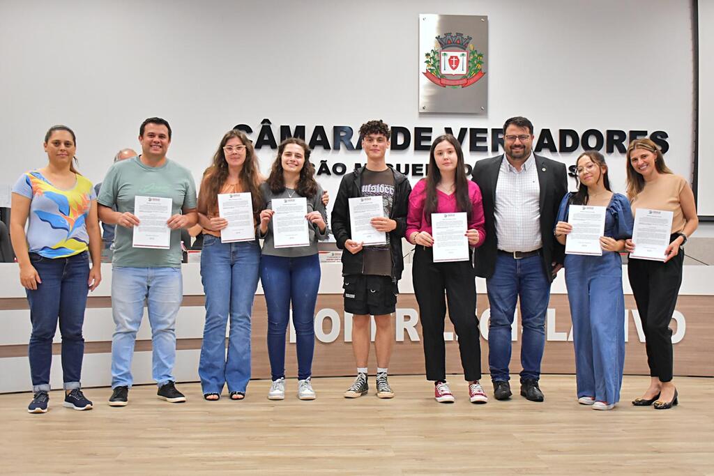 Estudantes que participaram do Parlamento Jovem recebem homenagem da Câmara