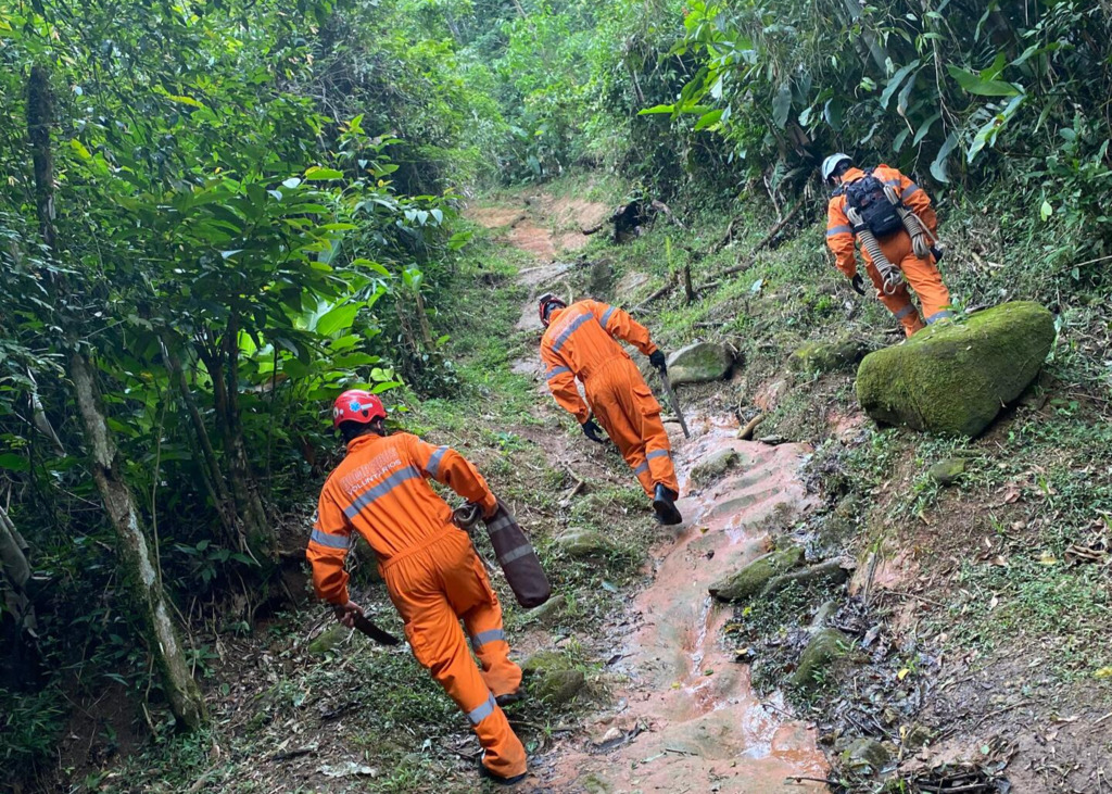 Morro da Cruz: Bombeiros voluntários de São Francisco do Sul salvam uma VIDA