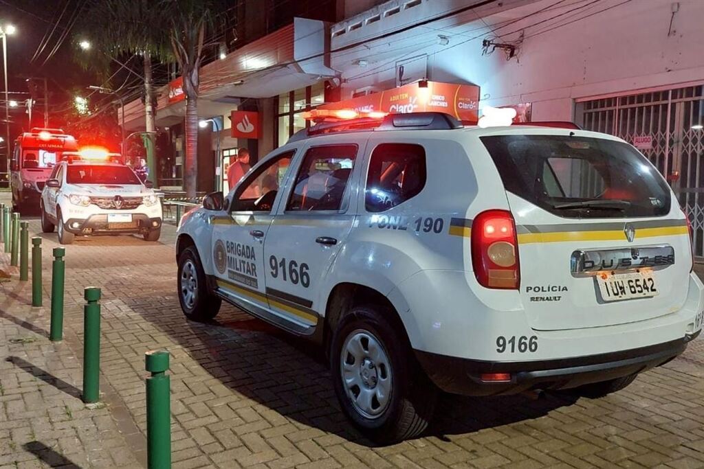 Foto: Amauri Rodrigues (Rádio Cruz Alta) - Crime ocorreu por volta das 21h30min na Rua Pinheiro Machado, Calçadão de Cruz Alta