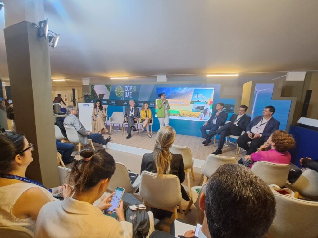 Reunião com BID e palestras sobre transição energética marcam último dia do RS na COP28