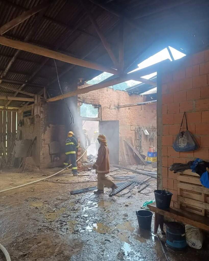 Fumicultor tem prejuízo de quase R$ 60 mil após incêndio destruir estufa de fumo em Vitor Meireles