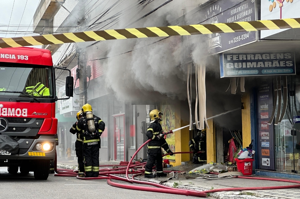 Loja no Centro de Imbituba sofre com incêndio de grande proporção nesta segunda-feira (11)