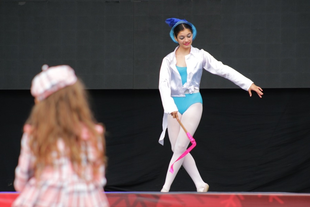 A magia do circo através da dança no palco do Natal Felicidade