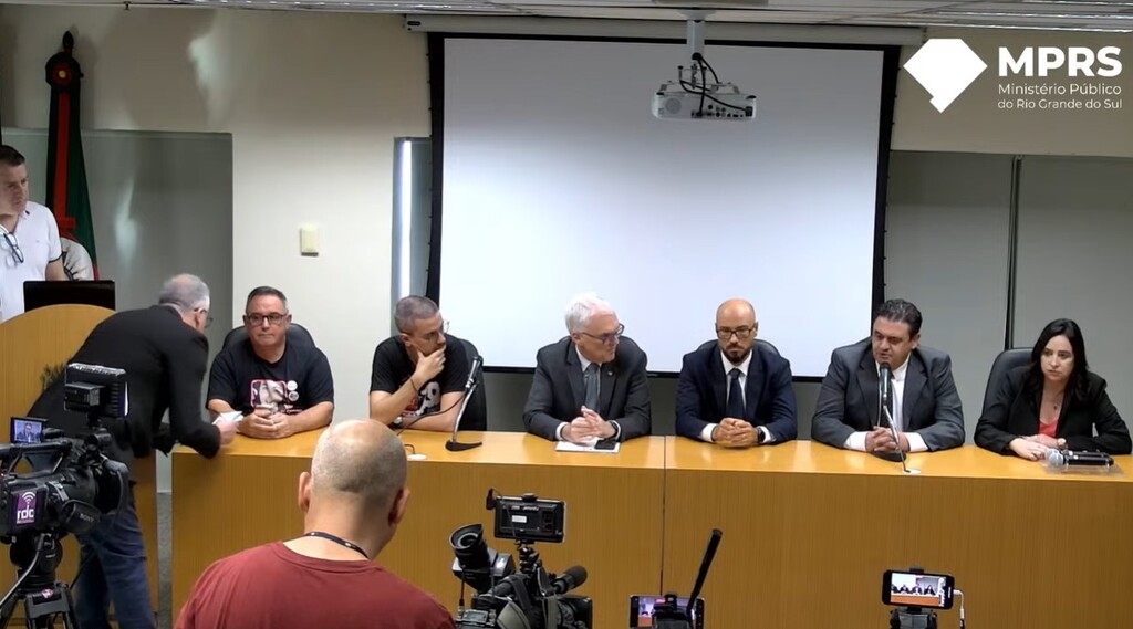 título imagem Caso Kiss: em coletiva de imprensa, AVTSM e Ministério Público anunciam que vão solicitar adiamento do novo júri