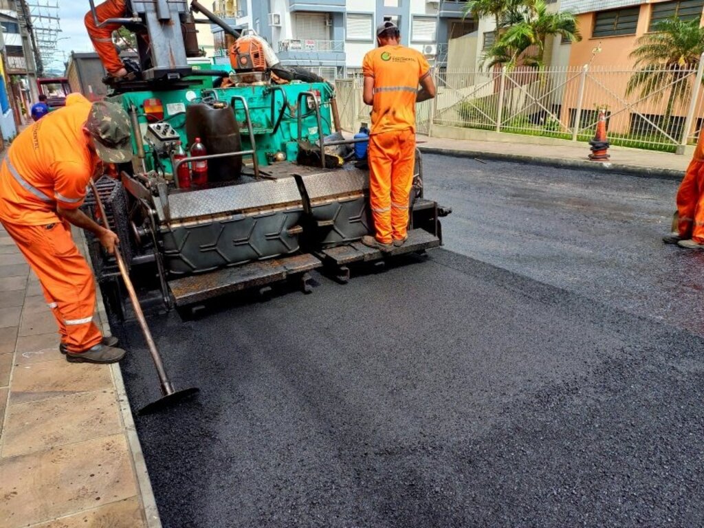 título imagem Rua Tuiuti recebe manutenção do asfalto danificado; saiba quais são os trechos em obras