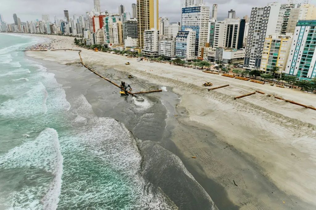 Alargamentos de praias em SC afetam orlas vizinhas e causam poluição da água e do ar, aponta estudo da UFSC