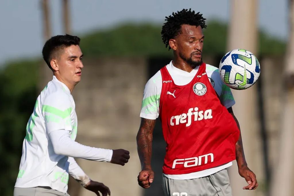  - Atuesta e Jailson durante treino do Palmeiras na Academia de Futebol — Foto: Cesar Greco