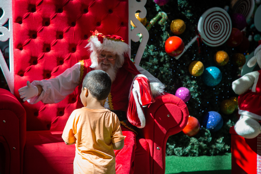 título imagem Crianças com deficiência conhecem Papai Noel em ação de Natal inclusiva