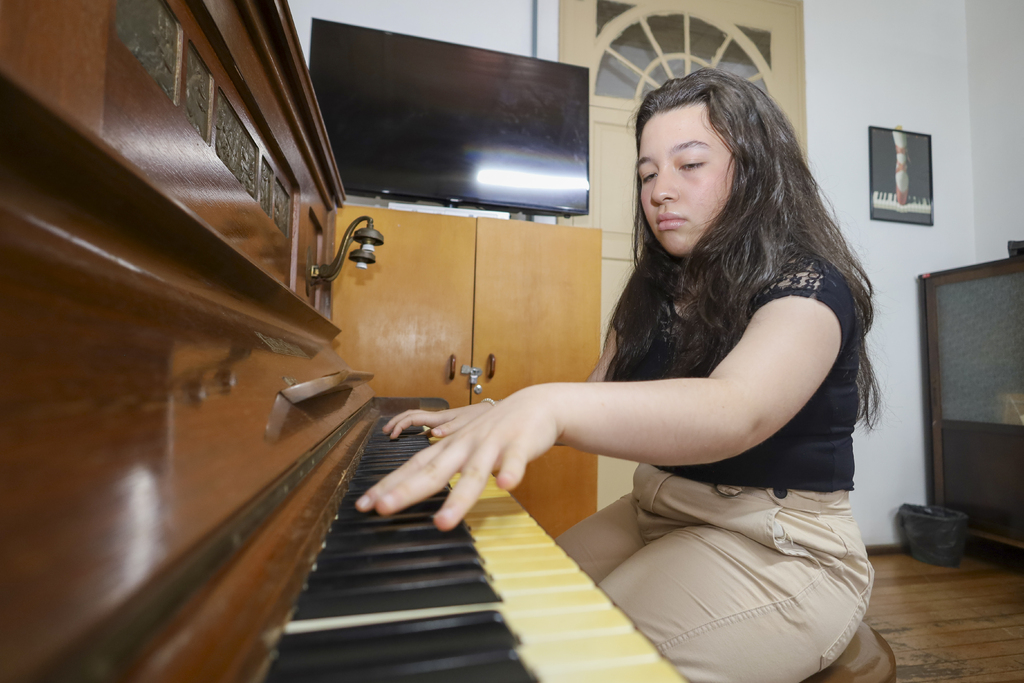 Pianista de 14 anos, considerada um prodígio, estreia recital solo