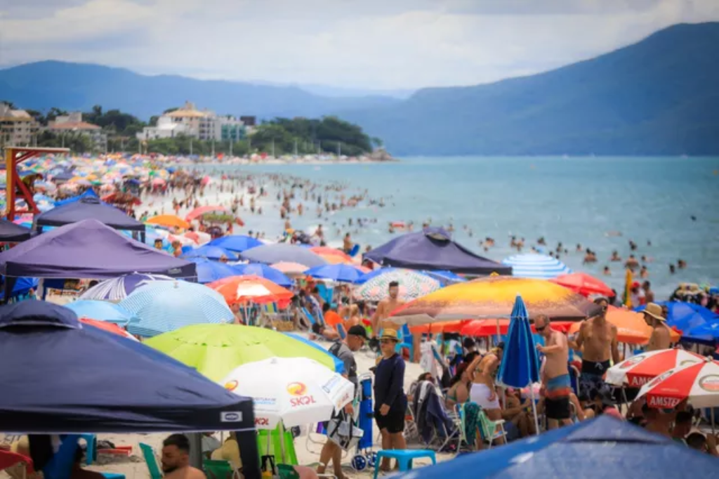  - Praia cheia em Florianópolis (SC) — Foto: Diórgenes Pandini/Arquivo