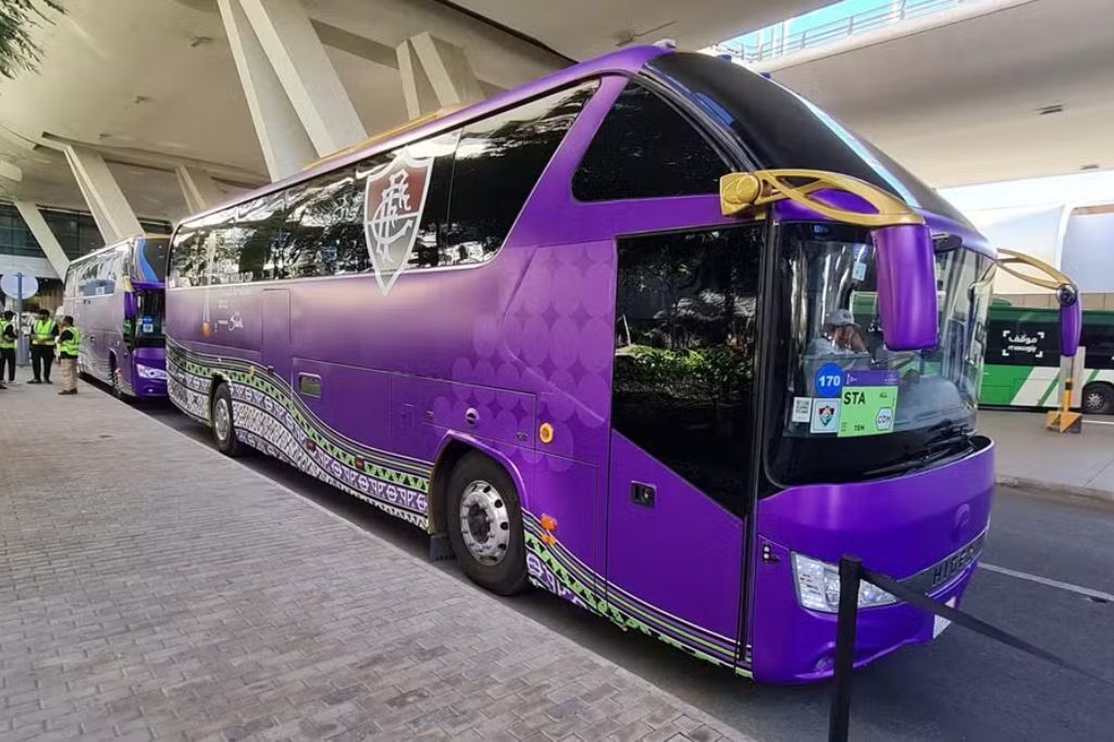  - Ônibus do Fluminense no desembarque em Jeddah, Arábia Saudita, para a disputa do Mundial de Clubes — Foto: Edson Viana/ge