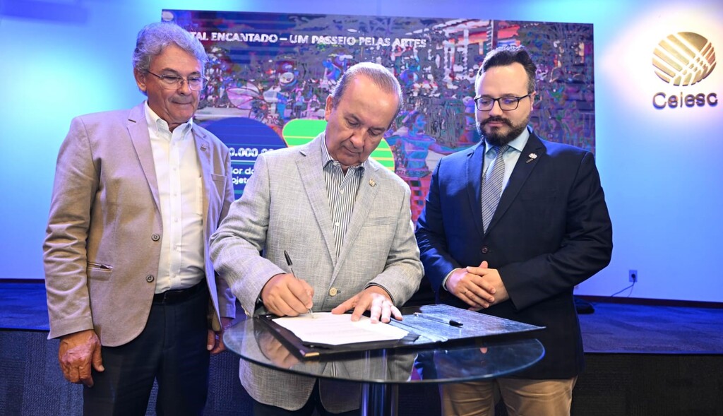 Eduardo Valente / GOVSC - Tarcísio Rosa (a esquerda), presidente da CELESC; Governador Jorginho Mello (ao centro); e Rafael Nogueira (a direita), presidente da Fundação Catarinense de Cultura