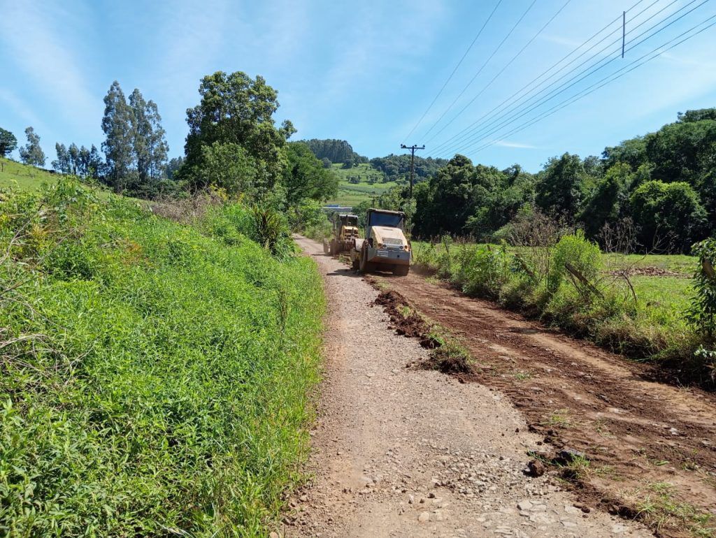 Secretaria de Obras acelera a recuperação das estradas do interior de Ouro