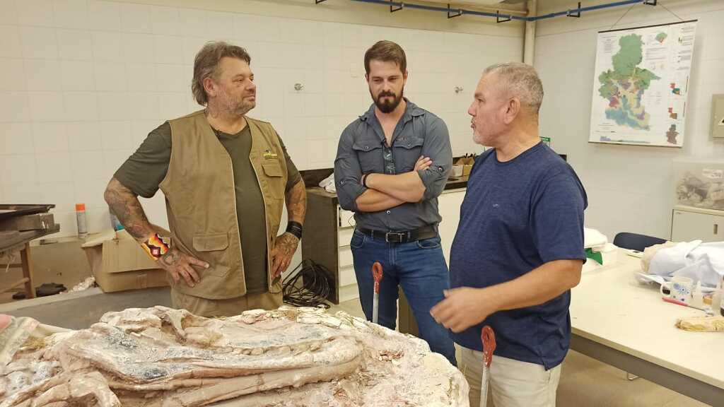 Biólogo e apresentador Richard Rasmussen está na região para produção de vídeos sobre os dinossauros da Quarta Colônia