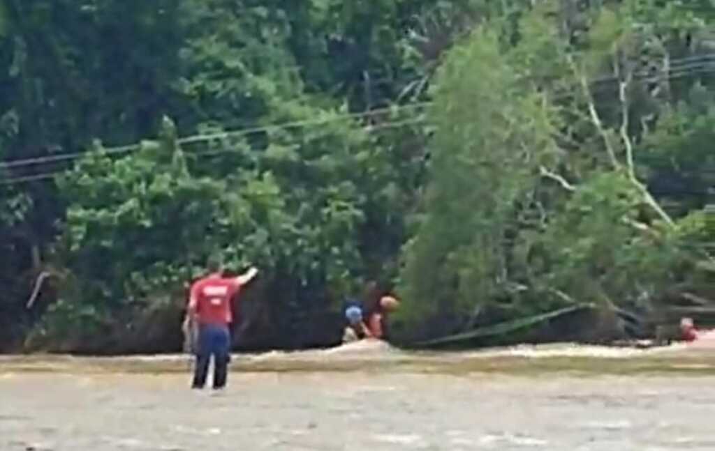MULHER CAÍ NO RIO EM PRAIA GRANDE E NECESSITA SER ATENDIDA PELA EQUIPE DO CORPO DE BOMBEIROS E SARASUL